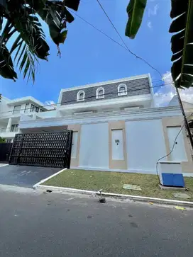 Rumah private pool dan Lift di Pondok Indah Jakarta Selatan