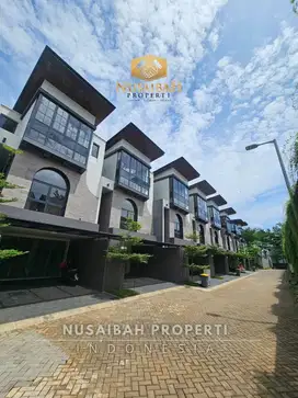 Town house lux siap huni jakarta selatan