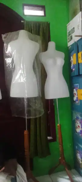 MANEKIN BAJU WANITA. BENING KAKI KAYU