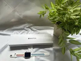 Apple Watch SE Gen 1, 40MM second - Rosegold, Free 3 strap bands!
