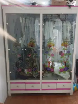 Lemari baju pajangan