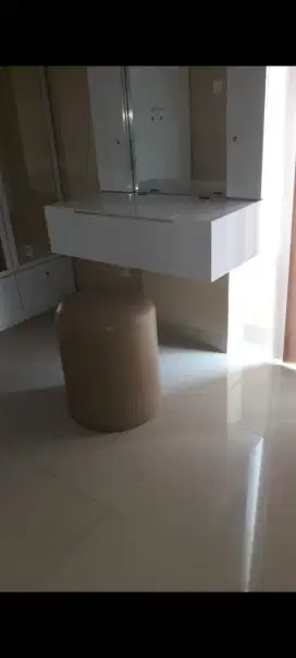 Tempat duduk berbusa& kulit oscar warna coklat sedang(tdk tua tdkmuda)