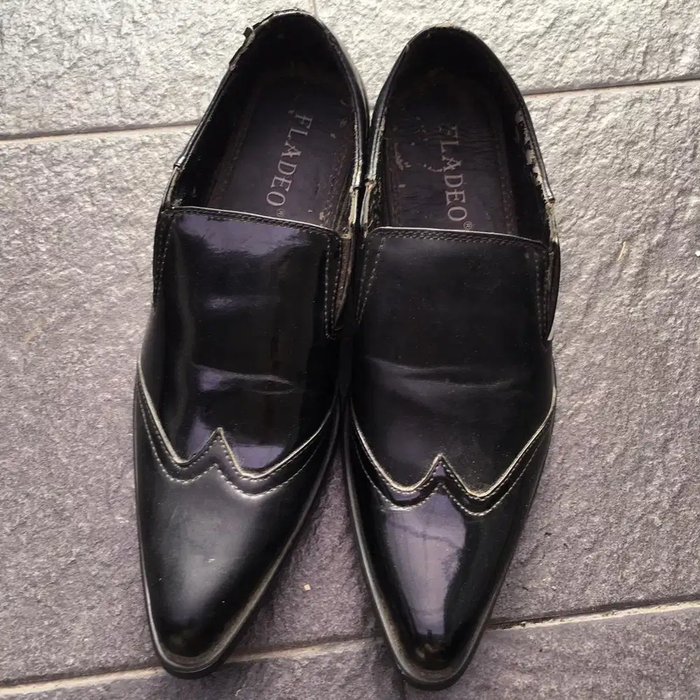 Sepatu Kulit untuk pria dewasa