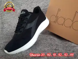 Sepatu diadora olahraga pria