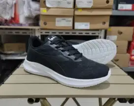Sepatu olahraga pria diadora running hitam