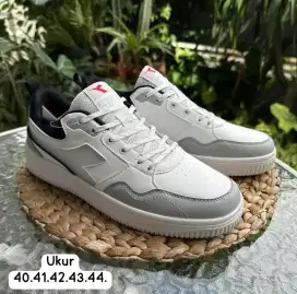 Sepatu olahraga cowok diadora navy