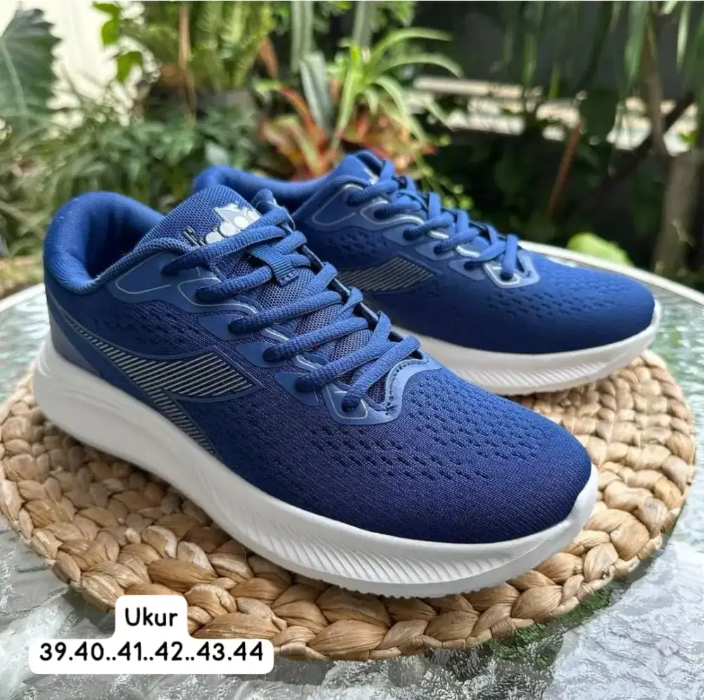 Sepatu olahraga cowok diadora navy
