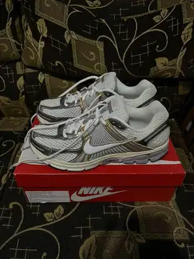 (Preloved) - Sepatu Nike Vomero 5 - (Size 45)