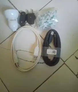 Kabel data dan colokan masih baru semua