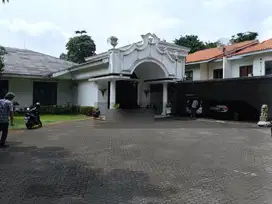 Rumah mewah Jl. Kemang V, Jaksel, lokasi strategis, luas dan nyaman.