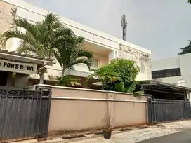 Rumah pesanggrahan bintaro ada kolam renang pencahayaan bagus
