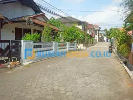tanah dan bangunan dalam perumahan dekat monjali strategis