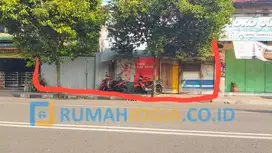 tanah pinggir jalan raya mantrijeron kodya cocok untuk usaha.