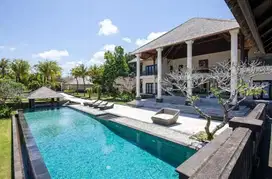 Villa Tropis Mewah Dekat Pantai Melasti dengan Pemandangan Laut