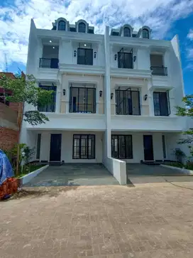 Dijual Rumah Baru 3 Lantai Desain Amrican Classic Lokasi Strategis Di