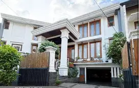 Rumah ngantong  split level w/pool di Bintaro