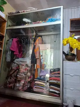 Etalase Baju Full Kaca Besar Cocok Untuk Butik