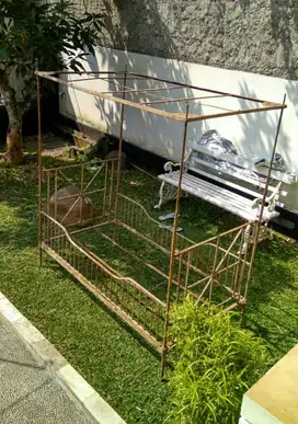 Ranjang besi jadul kelingan