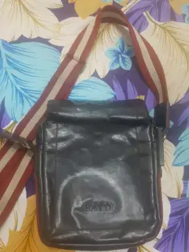 Jual tas cangklong kulit merk Bally original.