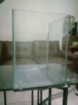 Akuarium ukuran 39x30cm.