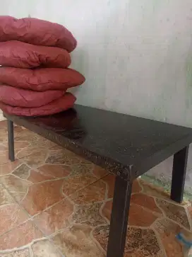 Meja lesehan dan bantalan duduk