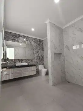 Rumah  ada kolam renang Bukit Gading Mediterania Kelapa gading