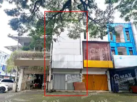 Ruko 3 Lantai Traffic Ramai Letjen S Parman Malang, Area Parkir Luas