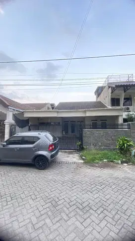Rumah Darmo Permai Selatan dekat Raya Darmo Permai madam Chang