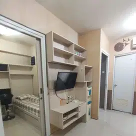 Sewa Apartemen Green Pramuka City di Atas Mall Harga Murah Furnish