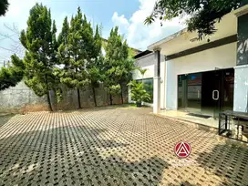 Rumah Kantor dengan Parkiran Luas dan Area Strategis