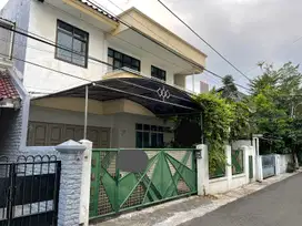 Rumah rapih senopati situasi asri dan tenang