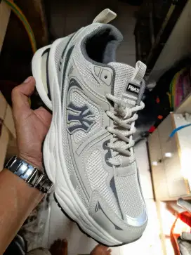 Sepatu sneakers pria