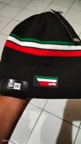 Topi beanie Aprilia moto GP merk Newera