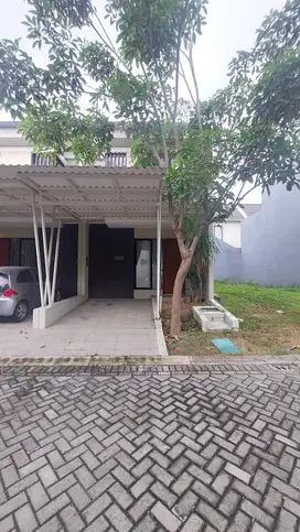DISEWAKAN RUMAH TERAWAT NORTH WEST LAKE, CITRALAND UTARA