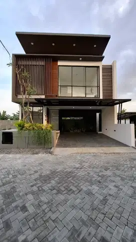 Jual Rumah Mewah kolam renang dekat Stadion Maguwogarjo Sleman yogya