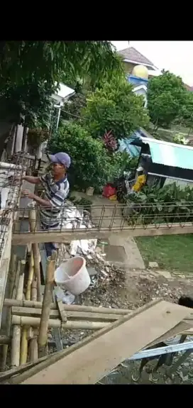 Jasa tukang bangunan dan bersih2 rumput juga siap. Terimakash