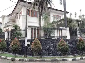 Dijual rumah mewah ada basement SHM di Slipi - Jakarta Barat