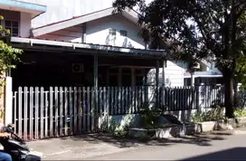 DIJUAL RUMAH HOEK 300m². BISA DIBANGUN MENJADI 2UNIT RUMAH