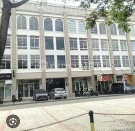 Ruko 4 lantai  siap pakai posisi hadap jalan. di green lake city