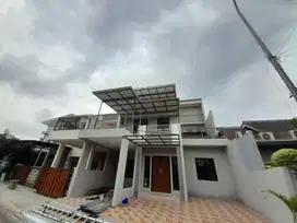 Dijual Rumah Full Renov 3 Lantai di Taman Crysant 1, BSD City, Tgr