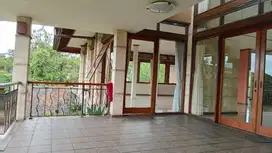 Rumah taman luas komplek bandung utara dekat dari setiabudi