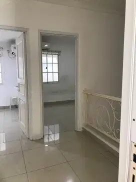 Disewakan Rumah pik 1 LT 6x16 Semi Furnish 2 lantai Siap Huni