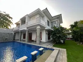 Disewakan Rumah Cluster Taman Simpruk Swimming Pool Lippo Cikarang