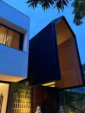 Rumah 2 lantai + Rooftop di Kebayoran Baru dengan jalan lebar