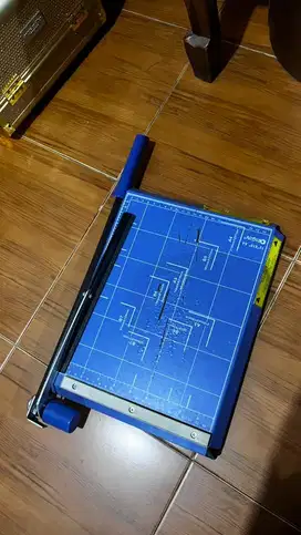 Pemotong kertas / paper cutter