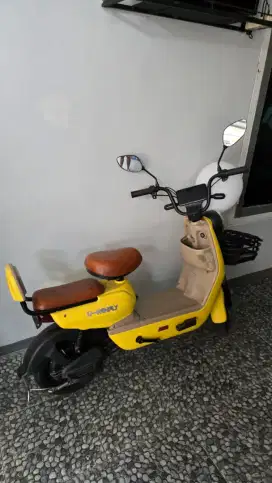 Sepeda listrik U^WINFLY WARNA KUNING ada minus baca deskripsi dahulu.