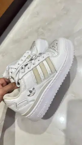 Adidas wanita putih