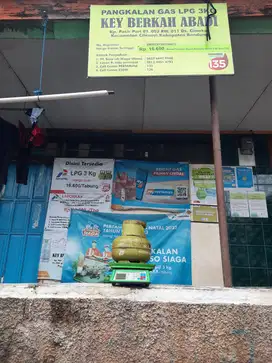 Antar galon pakai motor