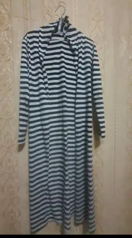 Outer panjang back and white