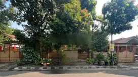 Rumah Pinggir Jalan Kencana Loka Bsd City